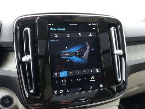 Used 2023 Volvo XC40 B5 Plus image 18