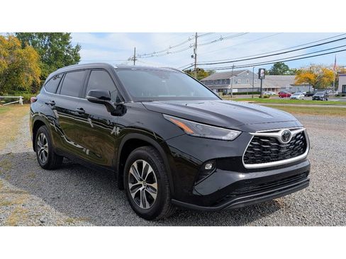 Used 2024 Toyota Highlander XLE image 3