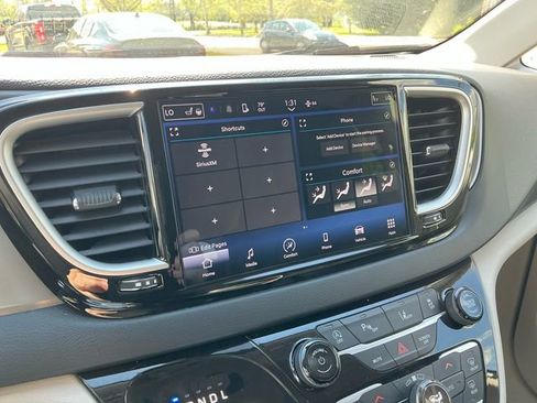 Used 2023 Chrysler Pacifica Touring-L image 20