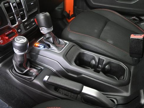 Used 2018 Jeep Wrangler Unlimited Rubicon w/ Dual Top Group image 34