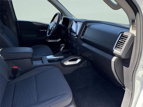 Used 2024 Nissan Frontier SV image 18