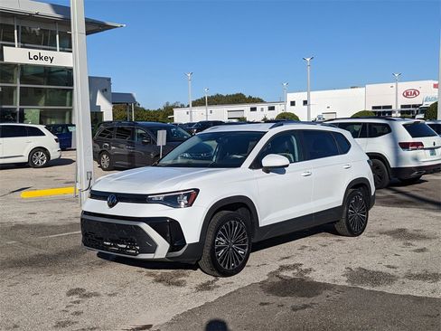 Certified 2025 Volkswagen Taos SE image 2