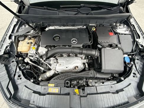 Used 2020 Mercedes-Benz GLB 250 4MATIC w/ Premium Package image 18