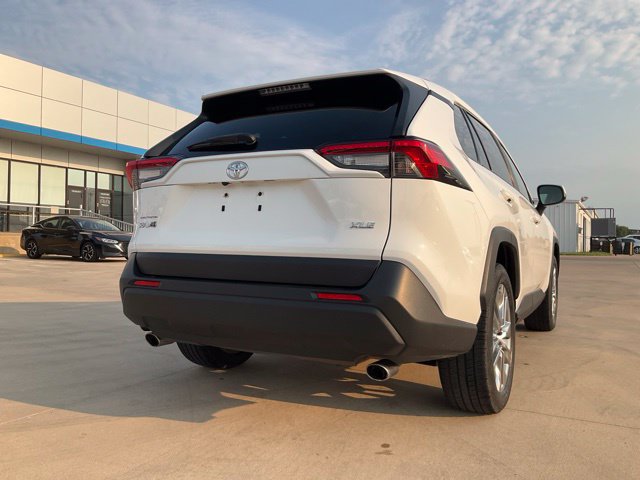 Used 2019 Toyota RAV4 XLE Premium FWD image 31