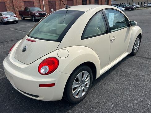 Used 2009 Volkswagen Beetle Coupe FWD image 3