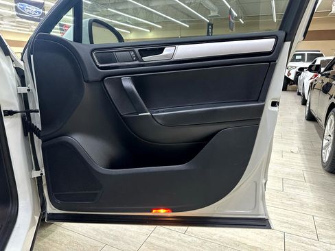 Used 2015 Volkswagen Touareg Sport image 35