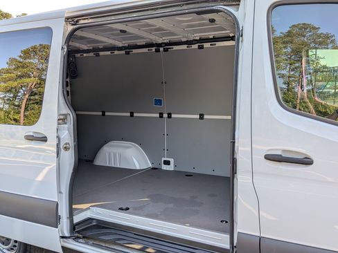Used 2022 Mercedes-Benz Sprinter 2500 image 31