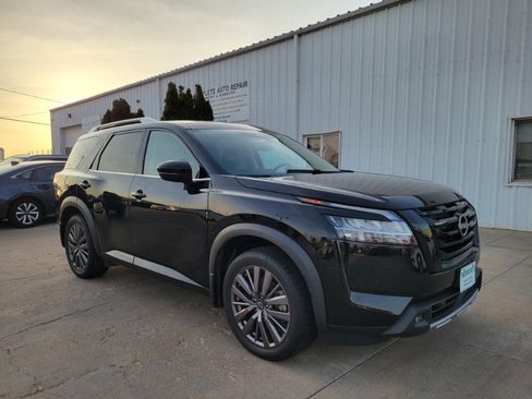 Used 2022 Nissan Pathfinder SL w/ SL Premium Package FWD image 1