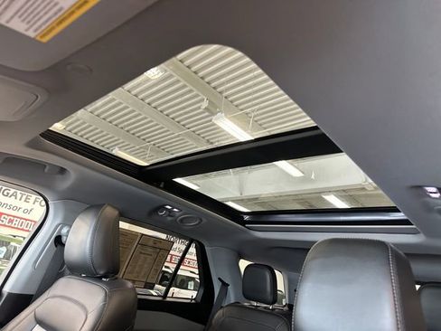 Used 2022 Ford Explorer XLT w/ Equipment Group 202A AWD/4WD image 4