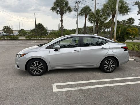 Used 2021 Nissan Versa SV FWD image 4