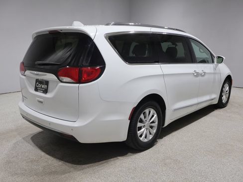 Used 2018 Chrysler Pacifica Touring-L Plus FWD image 2