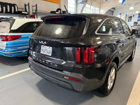Used 2022 Kia Sorento LX image 4
