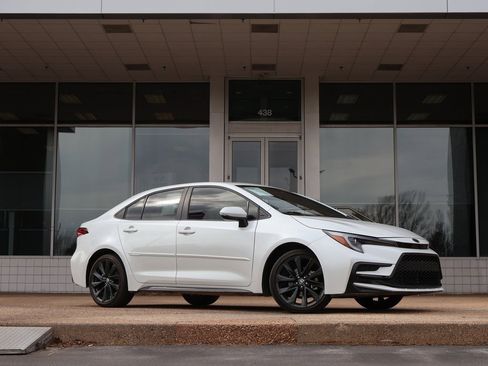 Used 2025 Toyota Corolla XSE image 2