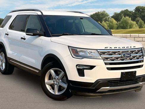 Used 2018 Ford Explorer XLT w/ Equipment Group 201A FWD image 2