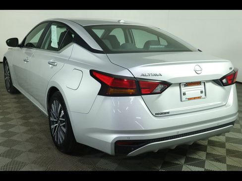 Used 2024 Nissan Altima 2.5 SV image 16