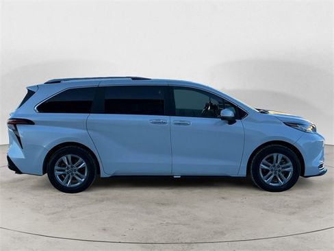 Used 2023 Toyota Sienna Limited image 6