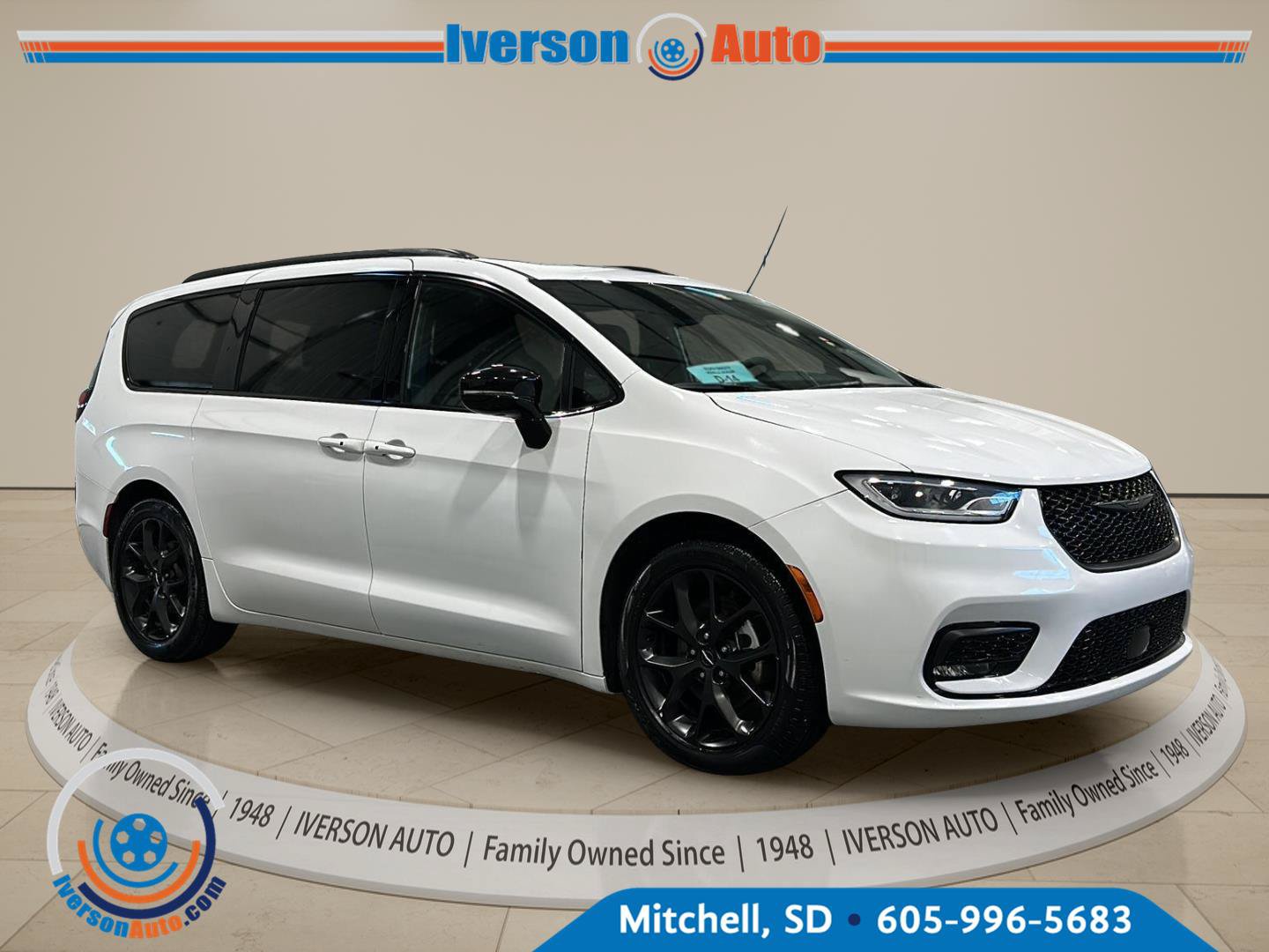 Used 2025 Chrysler Pacifica Limited FWD image 1