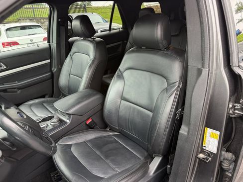 Used 2017 Ford Explorer XLT w/ Equipment Group 202A AWD/4WD image 17