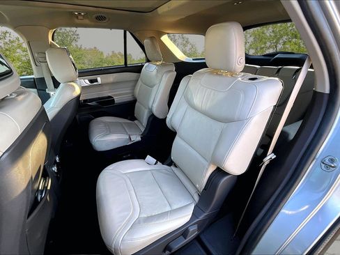 Used 2020 Ford Explorer Platinum w/ Premium Technology Package image 26