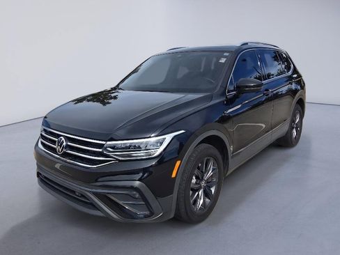 Used 2023 Volkswagen Tiguan SE w/ Panoramic Sunroof Package FWD image 1