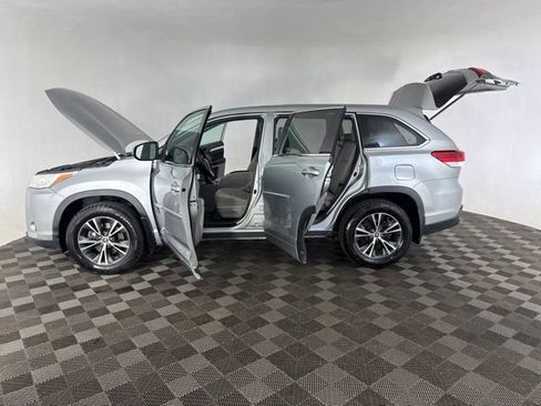 Used 2018 Toyota Highlander LE AWD/4WD image 11