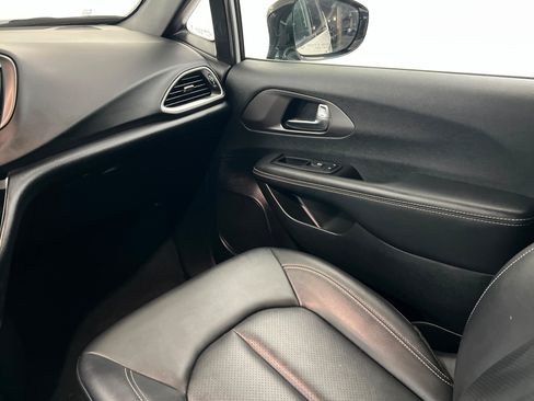 Certified 2025 Chrysler Pacifica Select FWD image 10