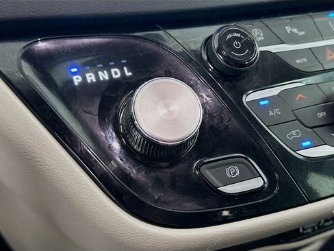 Used 2024 Chrysler Pacifica Touring-L FWD image 24