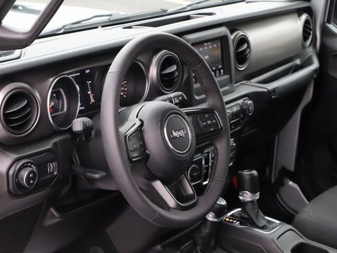 Used 2023 Jeep Gladiator Sport image 11