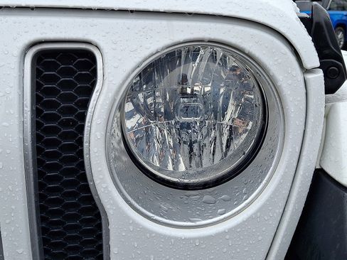 Used 2018 Jeep Wrangler Unlimited Sahara w/ Safety Group image 9