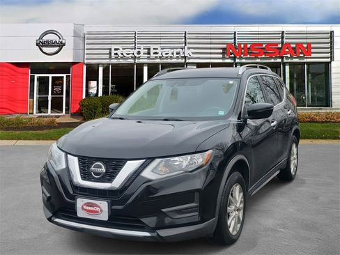 Used 2018 Nissan Rogue SV image 2