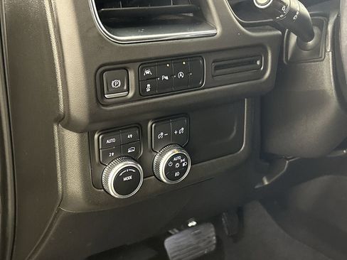 Used 2023 GMC Yukon XL SLT image 13