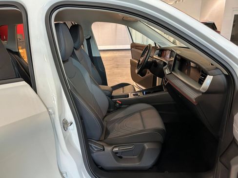 Used 2026 Volkswagen Tiguan SE AWD/4WD image 37