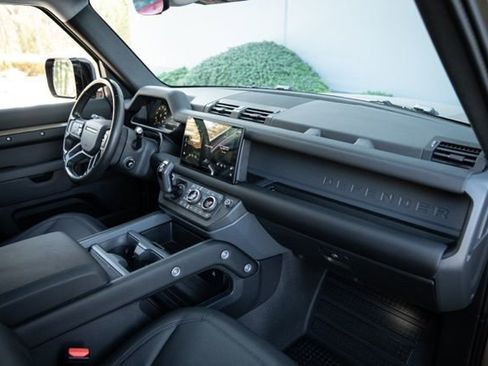 Used 2025 Land Rover Defender 110 S image 32
