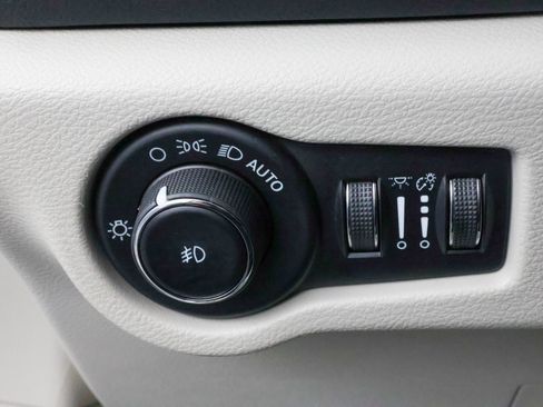 Used 2023 Chrysler Pacifica Touring-L FWD image 20