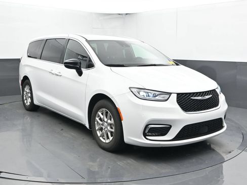 Used 2025 Chrysler Pacifica Select FWD image 6