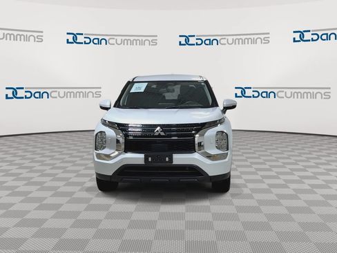 Used 2024 Mitsubishi Outlander ES AWD/4WD image 3