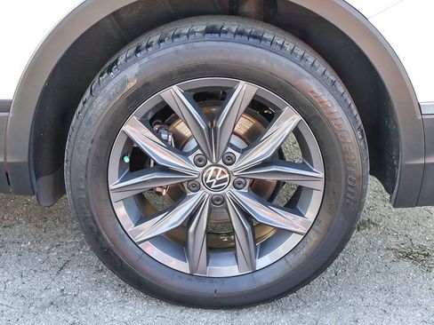 Used 2024 Volkswagen Tiguan SE w/ Panoramic Sunroof Package FWD image 22