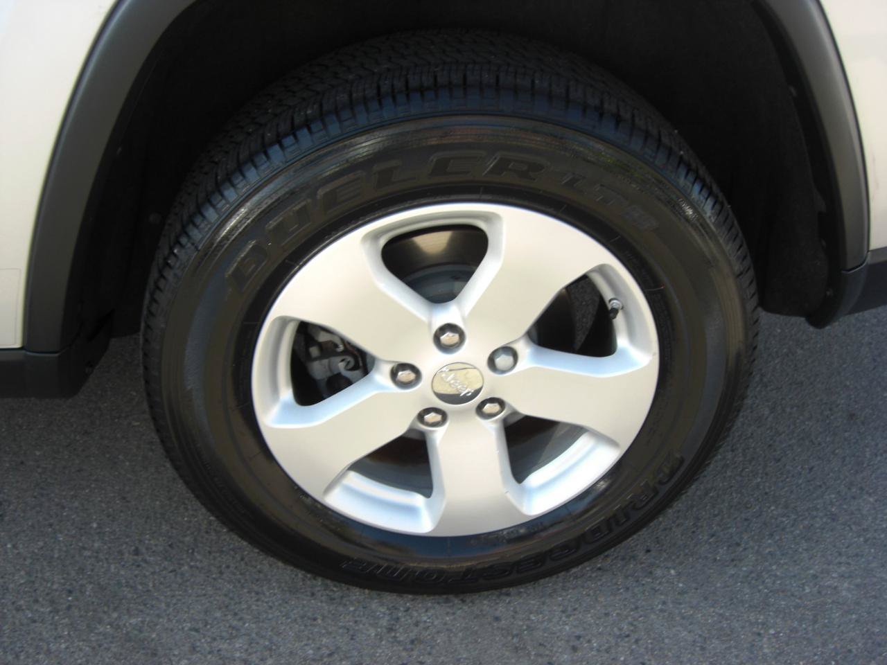 Used 2011 Jeep Grand Cherokee Laredo AWD/4WD image 4
