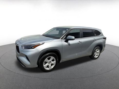 Used 2025 Toyota Highlander LE FWD image 7