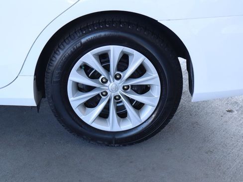 Used 2015 Toyota Camry LE image 11