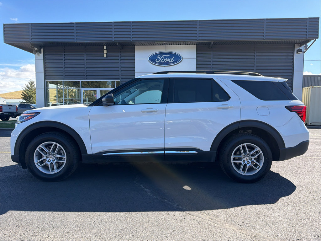 Used 2025 Ford Explorer Active AWD/4WD image 12