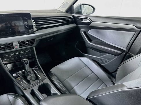 Certified 2025 Volkswagen Jetta SE w/ Sunroof Package FWD image 24