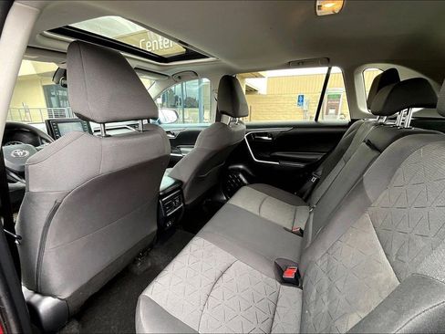 Used 2021 Toyota RAV4 XLE w/ Convenience Package image 16