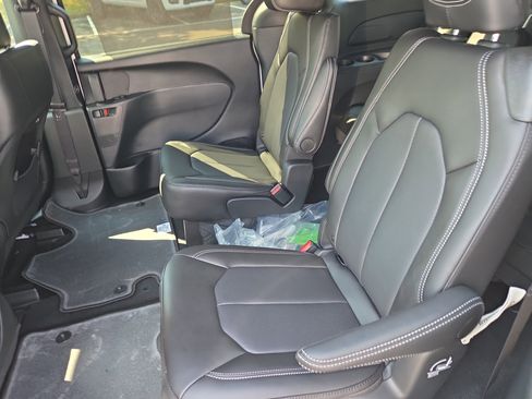 New 2026 Chrysler Pacifica Select image 7