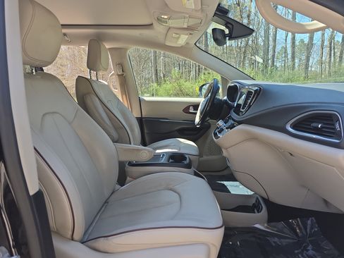 Used 2020 Chrysler Pacifica Limited image 10