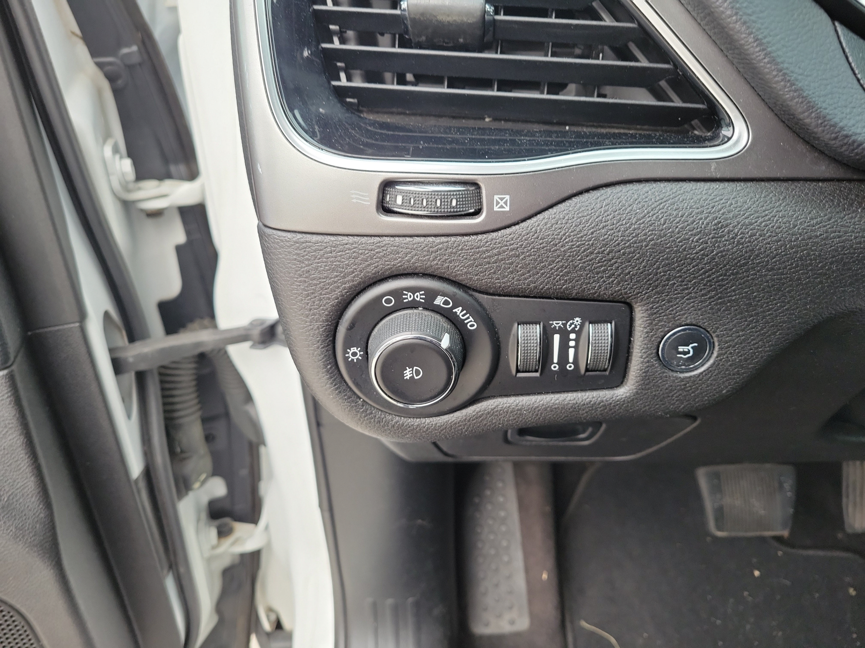 Used 2019 Jeep Cherokee Limited FWD image 26