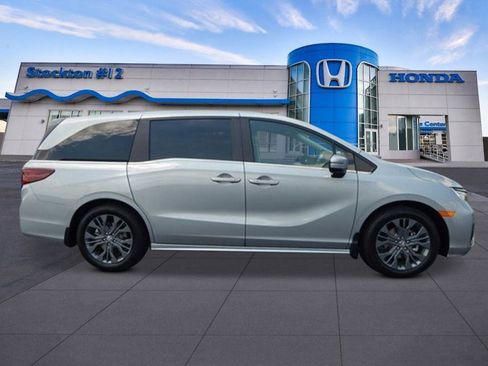 New 2026 Honda Odyssey Touring image 6
