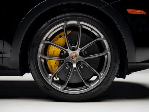 Used 2023 Porsche Cayenne Turbo GT image 38