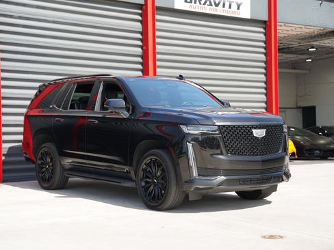 Used 2023 Cadillac Escalade Premium Luxury RWD image 3