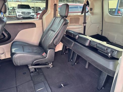 Used 2014 Chrysler Town & Country Touring-L w/ Driver Convenience Group image 11
